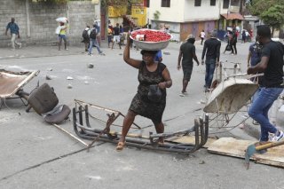 Pays le plus pauvre de l'Amérique, Haïti a connu un regain de violence au début 2024 avec une série d'attaques contre des infrastructures essentielles de la capitale, contrôlée en grande majorité par les gangs (archives). KEYSTONE/AP/ODELYN JOSEPH